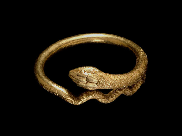 Bracciale in oro a forma di un serpente arrotolato, 1 ° secolo dC, Pompei.