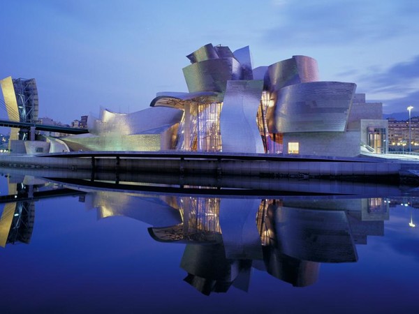 Il Guggenheim di Bilbao progettato dall'architetto canadese Frank O. Gehry