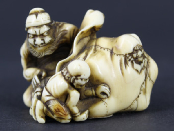 Giappone, XIX secolo, Shoki con un sacco di oni, Netsuke,  h. mm. 30