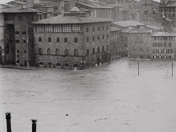 Palazzo Castellani, sede dell'Istituto e Museo di Storia e della Scienza (oggi Museo Galileo), circondato dalle acque dell'Arno