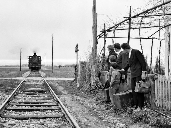 Elio Ciol, Foto dal set del film Gli ultimi | La partenza degli emigranti per le miniere in Belgio, Friuli, 1962 | © Elio Ciol