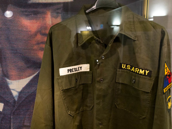 La camicia militare originale indossata da Elvis Presley durante il suo leggendario servizio di leva a Friedberg, in Germania (1958/1960)