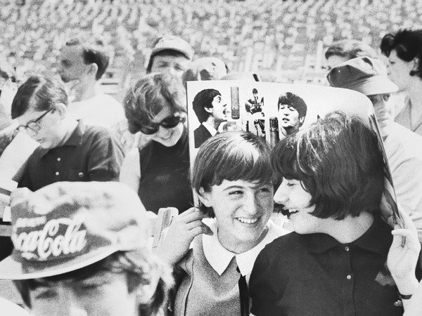 Due ragazze al concerto dei Beatles, al Vigorelli di Milano, 24 giugno 1965 (Servizio fotografico di Sergio Cossu ed Eugenio Pavone)