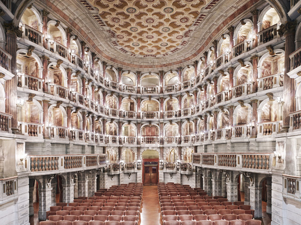 Candida Höfer, Teatro Scientifico Bibiena Mantova, 2010, 180x225.4 cm 