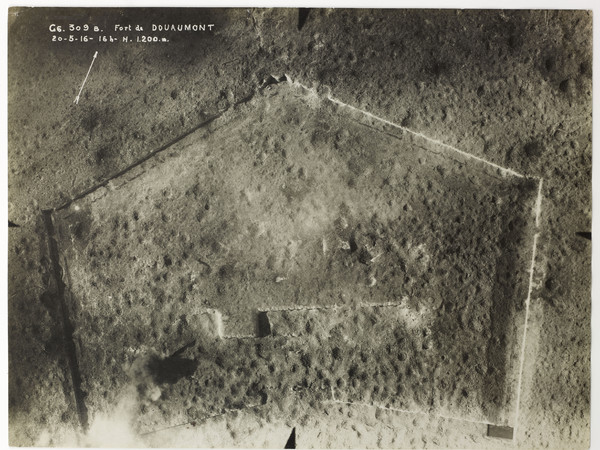 Fort de Douaumont, nei pressi di Verdun, 4 novembre 1916, 12h, altitude 900 m, Sezione di Fotografia Aerea | © Paris – Musée de l’Armée, Dist. RMN-Grand Palais, photo Marie Bour 