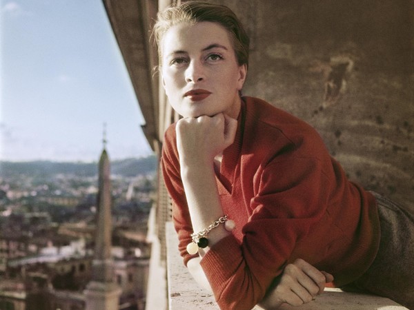 Robert Capa, <em>Capucine, modella e attrice francese al balcone, Roma, agosto 1951</em>