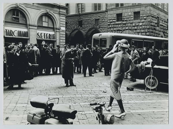 Lori Sammartino, Firenze, Palazzo Strozzi, Firenze, gennaio 1957, 18,0×24,2 cm. Stampa vintage ai sali d’argento su carta baritata (single weight), Alberto Damian | Gallery, © Archivio Lori Sammartino / Daniele Petiziol