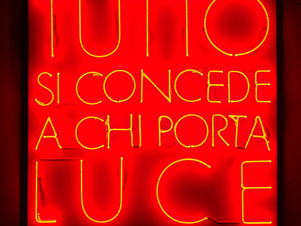 Andrea Pinchi, Tutto si concede a chi porta luce, neon, 2017, 88x88 cm.