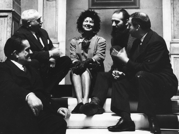 Giuseppe Marchiori, Giovanni Comisso, Peggy Guggenheim, Emilio Vedova e Giuseppe Santomaso sullo scalone del Comune di Venezia il giorno in cui viene conferita a Peggy la cittadinanza onoraria di Venezia, 5 febbraio 1962