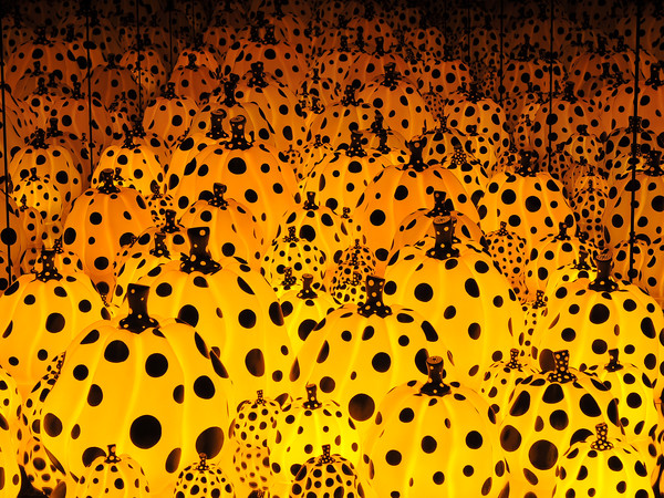 Yayoi Kusama, PUMPKINS SCREAMING ABOUT LOVE BEYOND INFINITY, 2017, Dimensioni variabili | © YAYOI KUSAMA