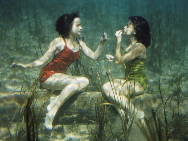 J. Baylor Roberts, Stati Uniti 1944, Due nuotatrici si esibiscono mettendosi il rossetto sott'acqua a Wakulla Springs, vicino Tallahassee, in Florida, 