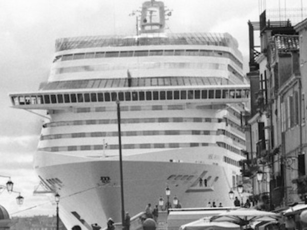 Gianni Berengo Gardin, Venezia, aprile 2013, Le grandi navi da crociera invadono la città, La MSC Divina passa davanti al centro storico 