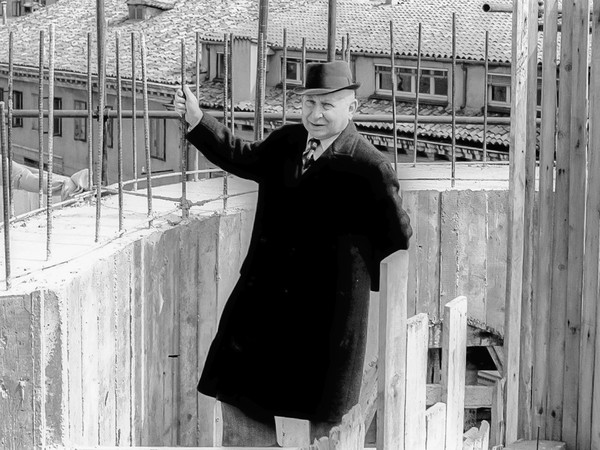 <em>Giuseppe Samonà nel cantiere della Banca d’Italia a Padova</em>, 1968, Collezione Andrea Samonà e Livia Toccafondi