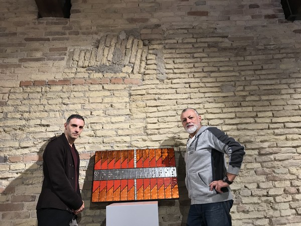 Sadro Bartolacci e Claudio Fazzini con l'opera Forma mentis di Sandro Bartolacci