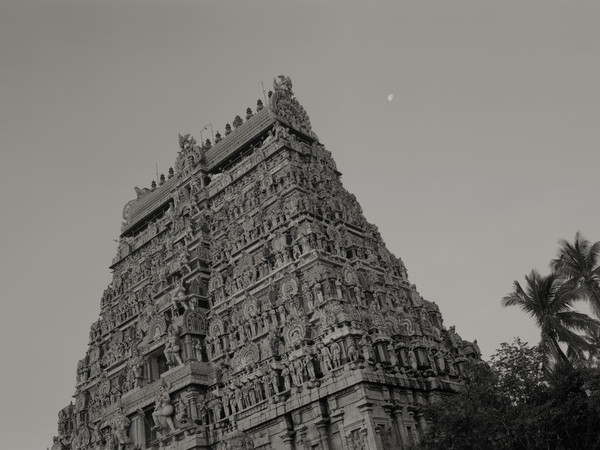 Kenro Izu, Chidambaram #723, India, 2012, dalla serie “India Where Prayer Echoes”, stampa al platino, 35,5x51 cm