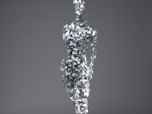 Francesco Diluca, Papillon, 2021, ferro saldato smaltato e polvere di ferro, 170x50x50 cm.
