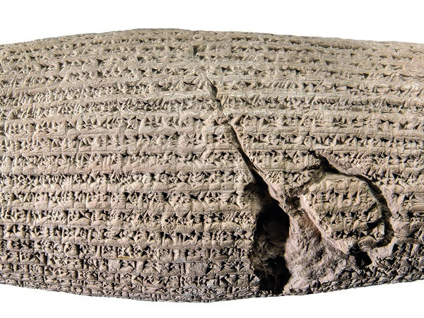 Calco di cilindro d’argilla, Iscrizione reale di Ciro II di Persia (559-529 a.C.), in cui il sovrano legittima la propria conquista di Babilonia nel 539 a.Cristo. Ciro si presenta come prescelto dal dio babilonese Marduk per restaurare la pace in Mesopotamia. Infine il re chiede a Marduk protezione e aiuto anche per il figlio Cambise, Achemenide Calco di cilindro d'argilla (originale al British Museum), Riprodotto in gesso, 10 x 2.5 cm | Courtesy of Collezione Giancarlo Ligabue, Venezia<