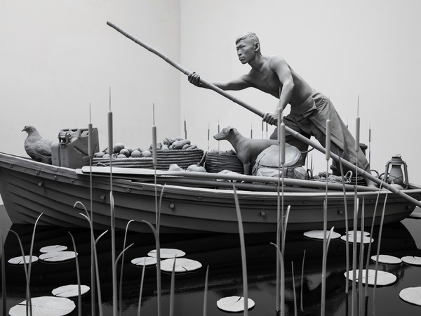 Hans Op de Beeck, The Boatman, 2020, poliestere, acciaio, legno, MDF, resina epossidica, fibra di vetro, poliammide, gesso sintetico, rivestimento, canna, vetro, PA, gomma, bambù 400 x 400 x 180 cm.