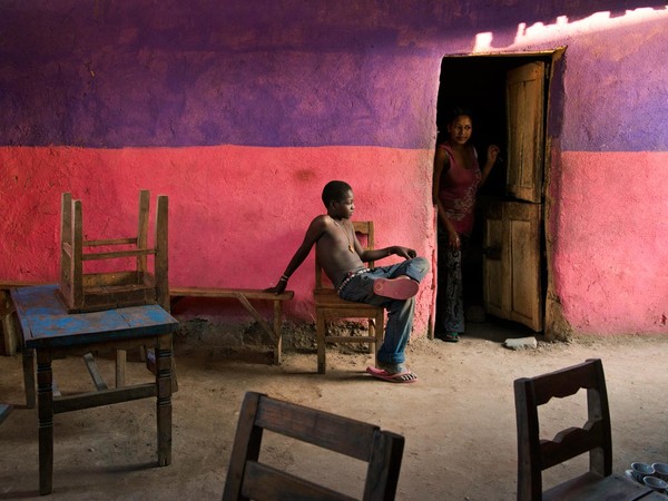 Steve McCurry, Un ragazzo seduto su una sedia, Omo Valley, Ethiopia, 2013