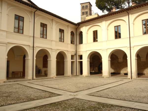 Biblioteca Comunale Paroniana, Rieti, chiostro esterno