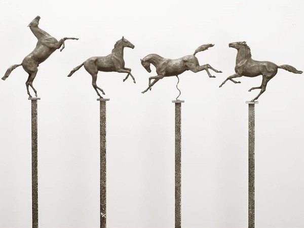 Susan Leyland, <em>Four Gallivanting Horses</em>, Bronzo e acciaio | Courtesy of Osborne Studio Gallery<br />
