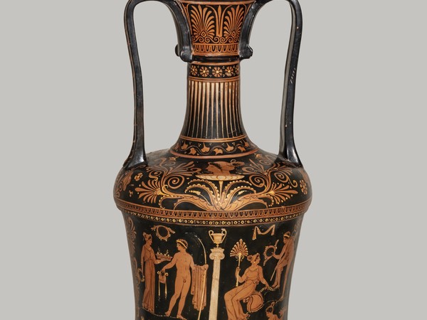 Loutrophoros a figure rosse con Perseo e Andromeda. Scena del lato posteriore del vaso che presenta un monumento funerario, una colonna sormontata da kantarhos, circondato da giovani offerenti. Gruppo della metopa 340-330 a.C.