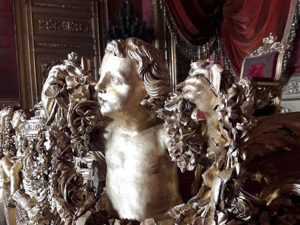 Particolare della balaustra del trono di Palazzo Reale di Torino dopo il restauro