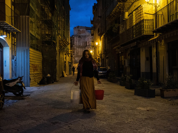 Tiziana Pers, Art History/Vucciria, 2018, stampa a pigmenti su carta cotone Hahnemühle montata su dibond, cm. 80x120. Performance realizzata nell'ambito di Memoria Collettiva. Casa Spazio ospita Casa Sponge a cura di Lorenzo Calamia e Serena Ribaudo 