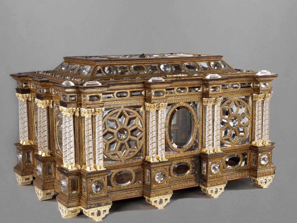 Cofano, Venezia, circa 1600. Cristallo di rocca, legno dipinto e dorato, argento dorato, rame argentato Lisbona, Museu Nacional de Arte Antiga