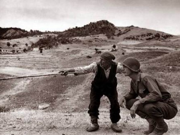 Robert Capa, Contadino siciliano indica la direzione presa dai tedeschi nei pressi di Troina