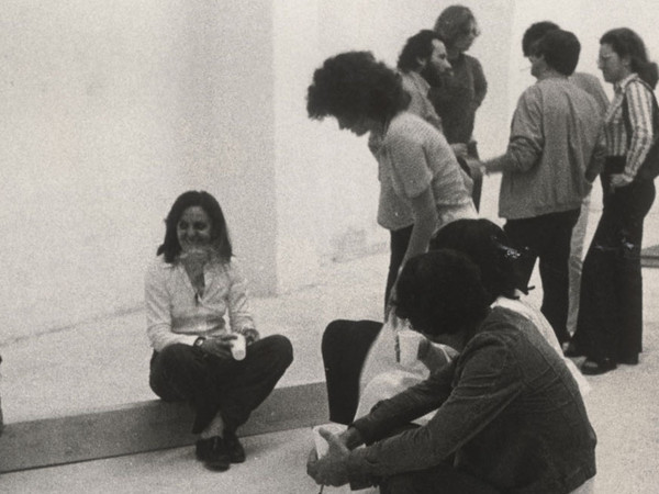 Pubblico siede sulla scultura Plow (Roma) all’inaugurazione della mostra di Richard Nonas, Roma, ArtePer, 20 giugno 1974 I Ph. Mimmo Capone