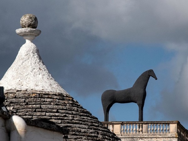 Il Cavallo di Mimmo Paladino ad Alberobello