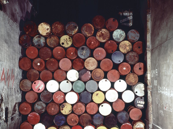 Christo and Jeanne-Claude Wall of Oil Barrels – Iron Curtain, Rue Visconti, Paris, 1961-62 (June 27, 1962) 89 oil barrel, 4,3 high x 3,8 wide x 1,7 meters deep 