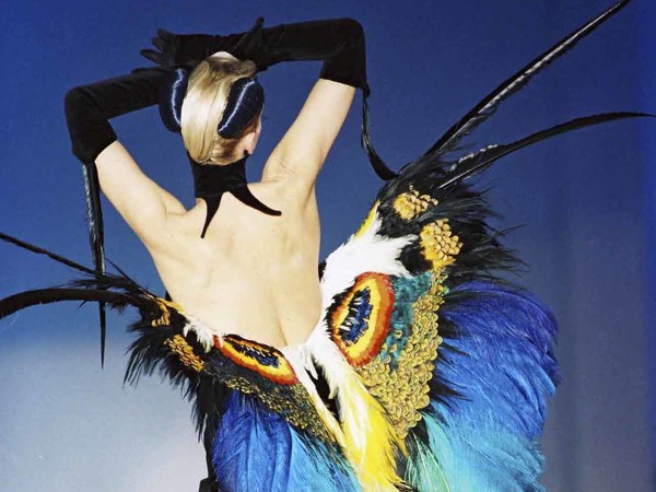 Thierry Mugler, Haute Couture primavera/estate 1997, Les Insectes. Abito-guaina in velluto con ali di piume multicolori. Modella: Simonetta Gianfelici I Ph. Patrice Stable. Courtesy of Mugler