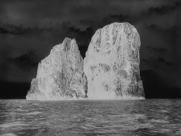 Fratelli Alinari, I faraglioni (The Faraglioni), Capri ante 1915, Negativo alla gelatina sali d’argento su vetro | © Archivi Alinari, Firenze