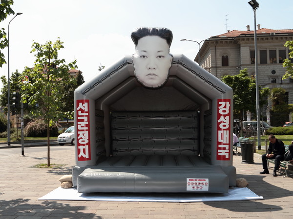 Max Papeschi, Pyonyang Playground, 2016, tecnica mista, 400x400x400 cm. Max Papeschi, Pyonyang Playground, 2016, tecnica mista, 400x400x400 cm.
