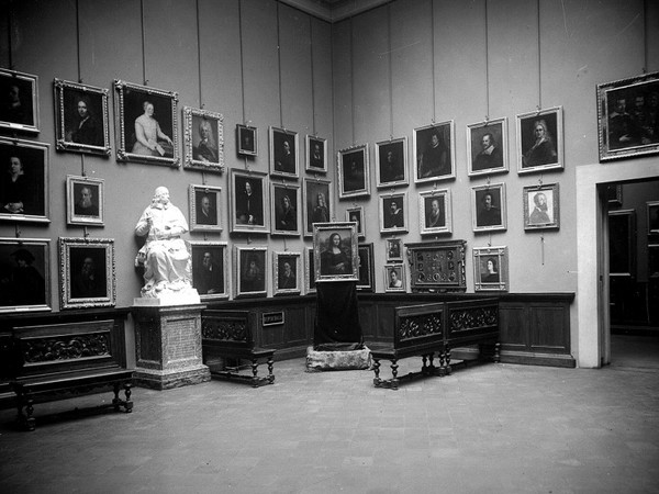 Una rara fotografia della Gioconda esposta agli Uffizi nel dicembre 1913