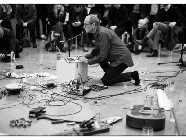 FOAMS, HEAPS, SPONGES, CLOUDS AND VORTEXES. Improvisation of materials, resonances, channels and contingencies di David Toop, con John Butcher e Lucie Štěpánková