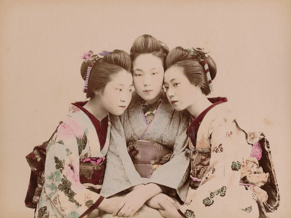 Kusakabe Kimbei, Tre ragazze, 1880-1890, Giappone Segreto. Capolavori della fotografia dell'800 | Courtesy of Palazzo del Governatore, Parma 2016