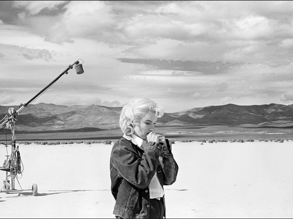 Eve Arnold, USA, Nevada. US actress Marilyn Monroe on the Nevada desert going over her lines for a difficult scene she is about to play with Clarke Gable in the film "The Misfits" by John Huston, 1960 