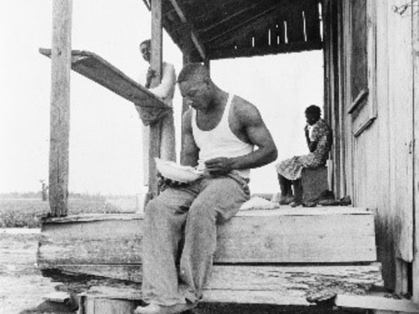 Mezzadro mangia nel portico. Giugno-luglio 1937, Clarksdale County, Mississippi, U.S.A