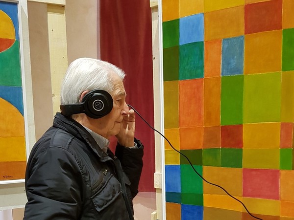 Antonio Gallina davanti alle sue opere