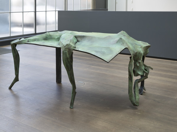 Georg Herold, Après Rasage, 2015, rivestito in bronzo, 100x119x215 cm.