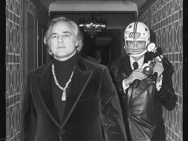 Ron Galella, Marlon Brando and Ron Galella, Waldorf Hotel I Ph. Paul Schmulbach, NYC 26 novembre 1974