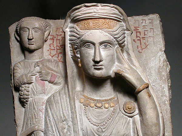 Rilievo funerario con ritratto di Batmalkû e Hairan, III secolo d.C., Calcare dorato e dipinto, 47.3 x 16.5 x 53.5 cm, Museo delle Civiltà - Collezioni d’Arte Orientale ‘Giuseppe Tucci’ di Roma