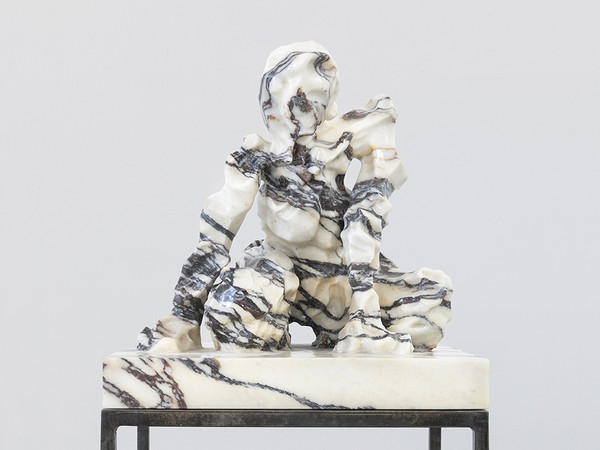 Kevin Francis Gray, dettaglio, Ceridwen Rising (Maquette), 2021, marmo Breccia di Stazzema, acciaio, misure complessive 146x41,4x38,5 cm. I Ph. Nicola Gnesi