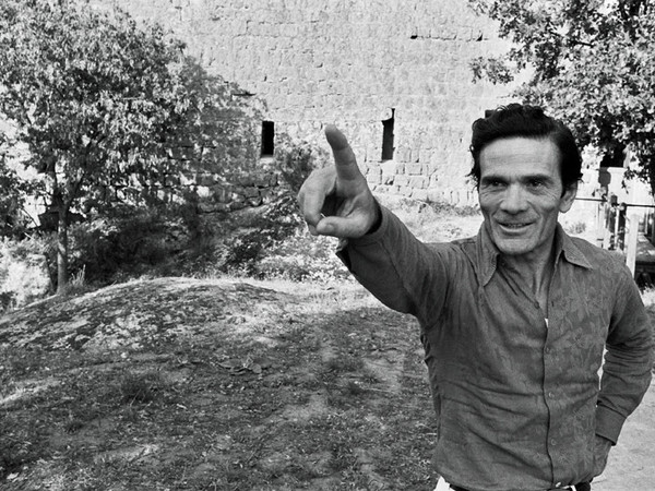 Pier Paolo Pasolini alla Torre di Chia, Viterbo, 1974 I Ph. Gideon Bachmann © Archivio Cinemazero Images, Pordenone