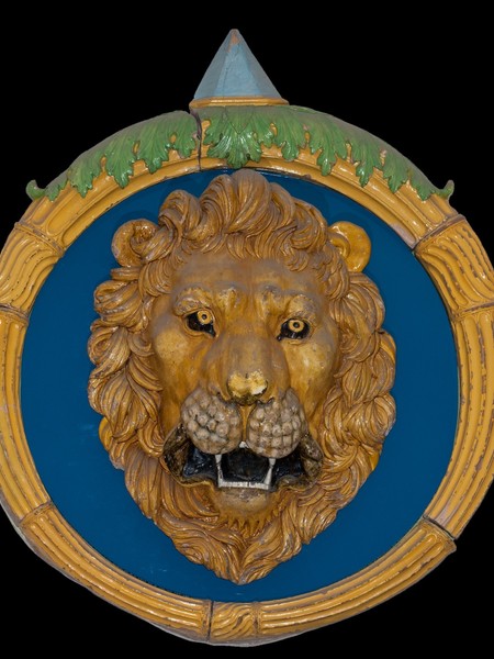 Luca della Robbia ‘il giovane’, Anello mediceo con testa di leone (emblema di Leone X), 1513-1521, terracotta invetriata policroma