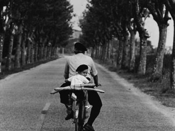 Elliott Erwitt, <span style="font-family: 'Times New Roman', serif;"><span style="font-size: small;"><span style="font-family: Arial, serif;"><span lang="en-US">France, Provence, 1955</span></span></span></span><br />