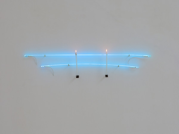 Pier Paolo Calzolari, Senza Titolo, 1970 (Ed. 3/3), 2 neon, 2 candele, trasformatore, mensole in metallo / 2, neon, 2 candles, transformers, metal shelves 34x130 cm